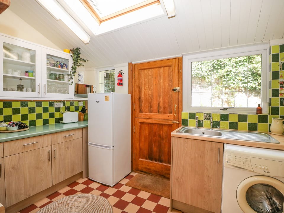 Cottage | Private kitchen | Fridge, electric kettle, toaster, cookware/dishes/utensils