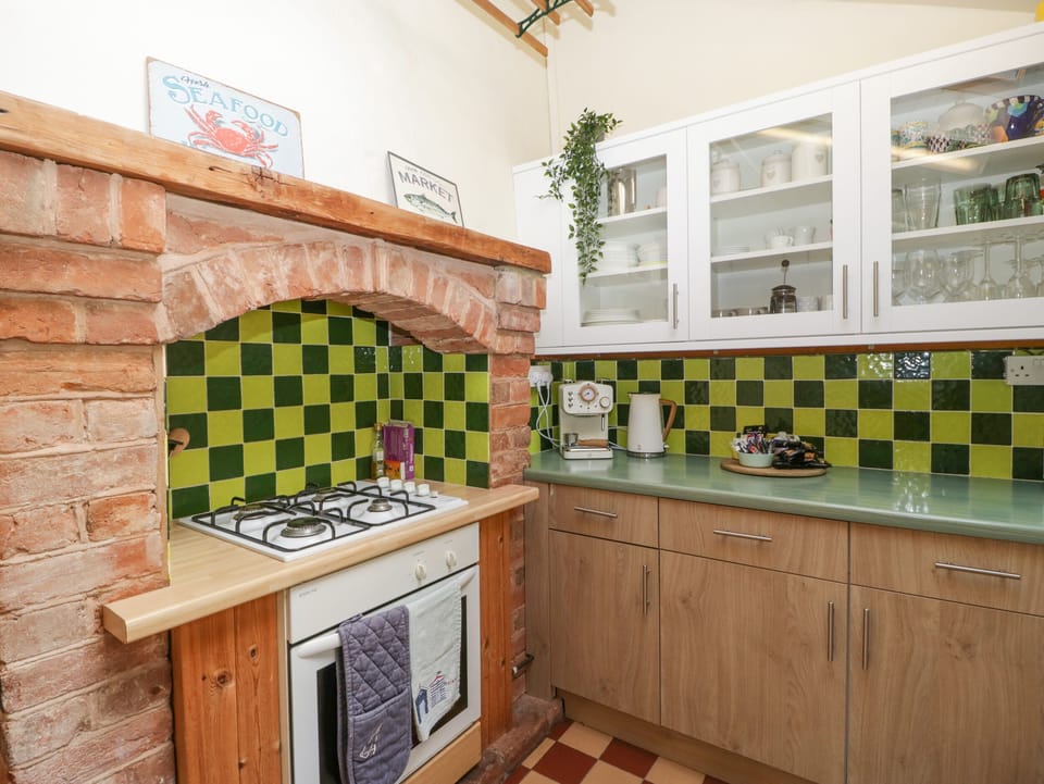 Cottage | Private kitchen | Fridge, electric kettle, toaster, cookware/dishes/utensils
