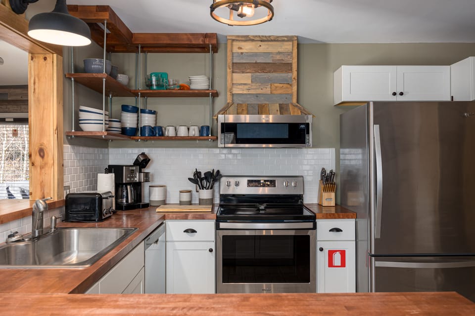 Cabin, Multiple Beds, Hot Tub | Private kitchen | Fridge, microwave, oven, stovetop
