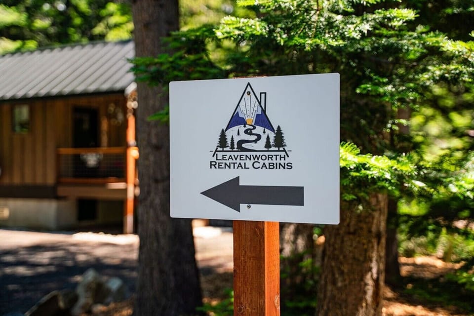 Leavenworth Rental Cabins Sign