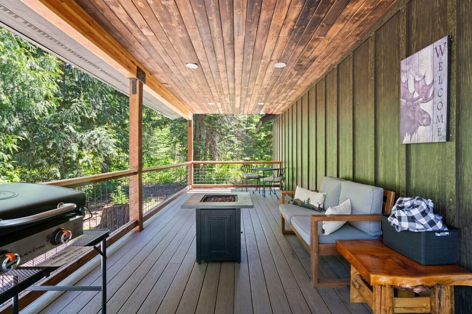 Private Deck with gas Firepit and blackstone grill