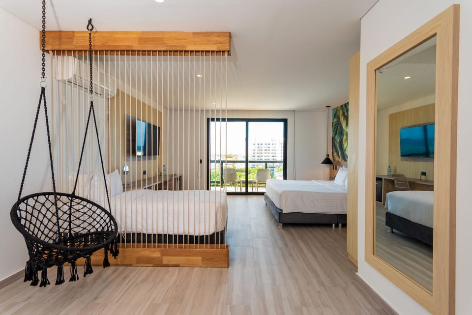 Suite, Balcony | Living area