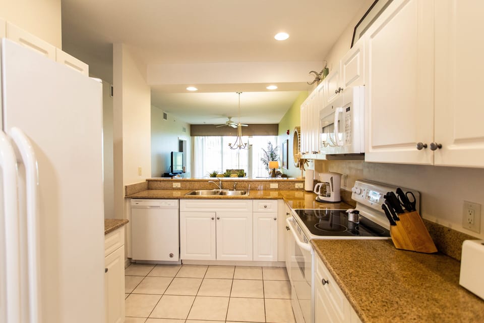 Apartment (3 Bedrooms) | Private kitchen | Fridge, microwave, oven, stovetop