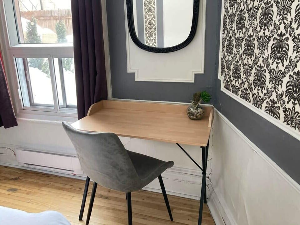 Work desk in the bedroom / Bureau dans une chambre