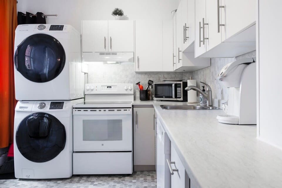 Fully equipped kitchen (dishwasher, washer and dryer, etc)Cuisine complète, il y a aussi laveuse/sécheuse
