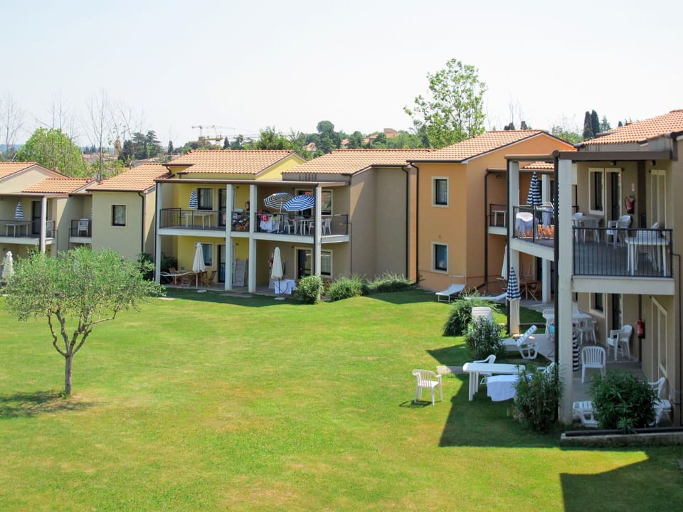 Plant, Sky, Building, Window, Tree, Land Lot, House, Urban Design, Grass, Shade