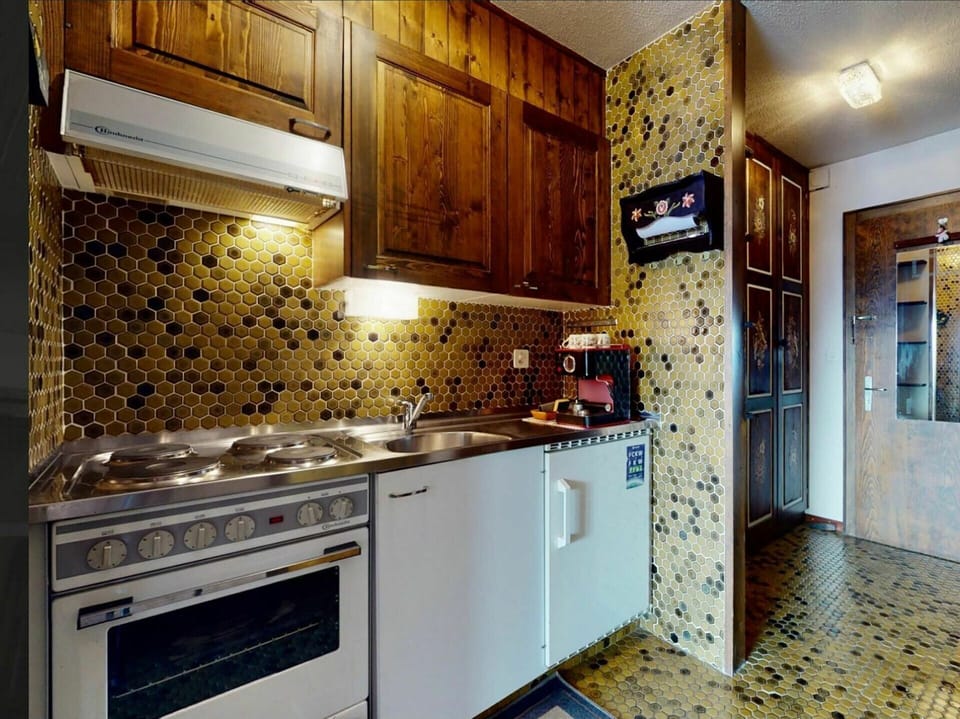Cabinetry, Countertop, Property, Kitchen Stove, Kitchen Appliance, Kitchen, Building, Wood, Home Appliance, Flooring