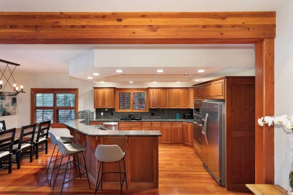 Fully Equipped KItchen (Main Floor)
