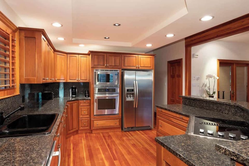 Fully Equipped KItchen (Main Floor)