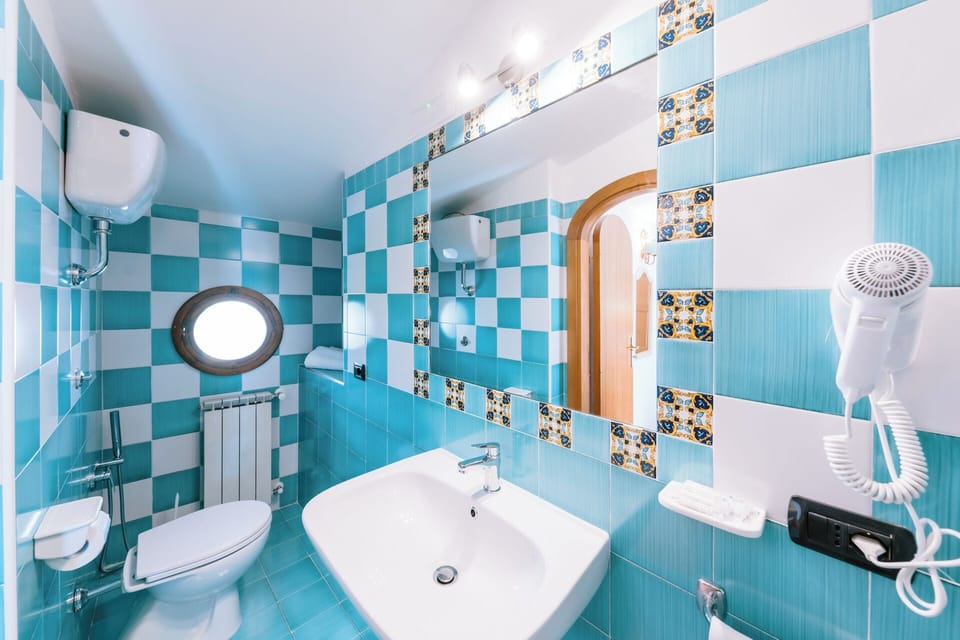 Comfort Double or Twin Room, 1 Bedroom, Non Smoking, Sea View | Bathroom | Shower, rainfall showerhead, free toiletries, hair dryer