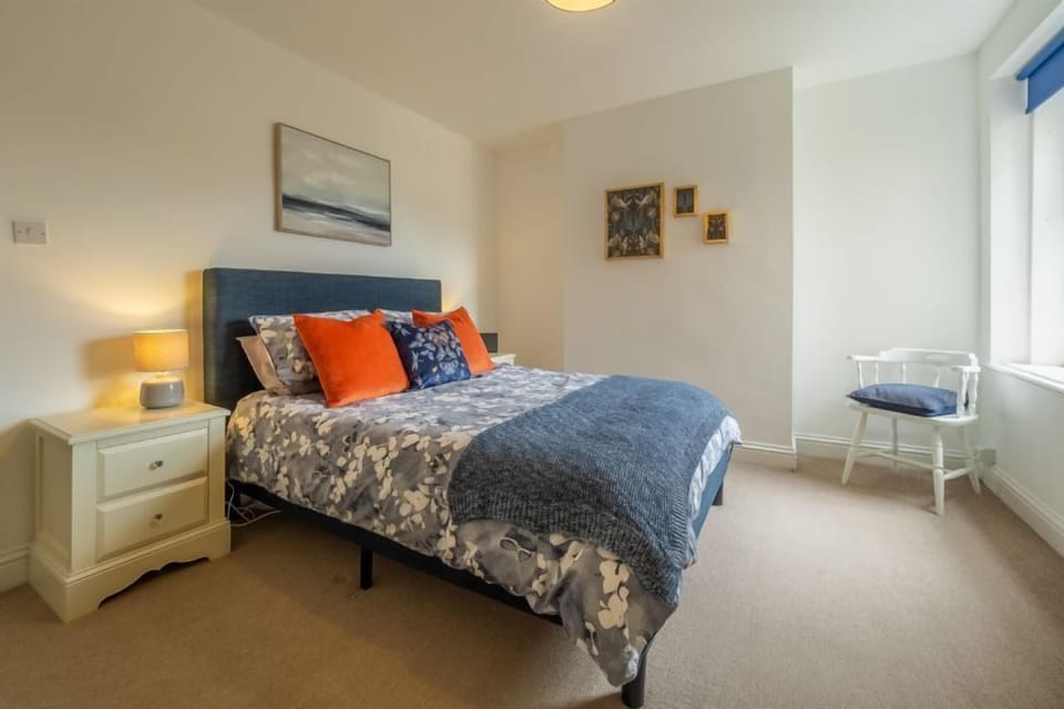 Blue Skies Apartment, Hunstanton: Light and airy master bedroom