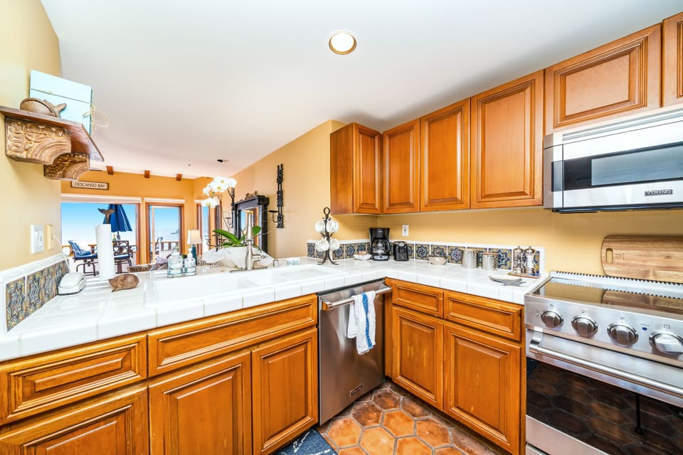 Updated open floorpan kitchen with top of the line stainless steel appliances. 