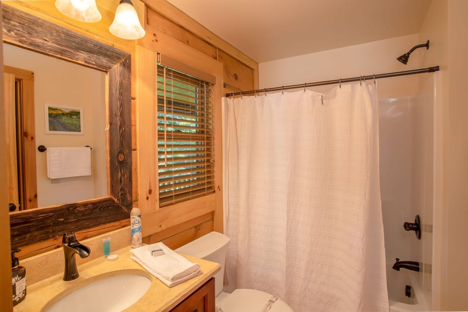 Main Level King Ensuite Bathroom