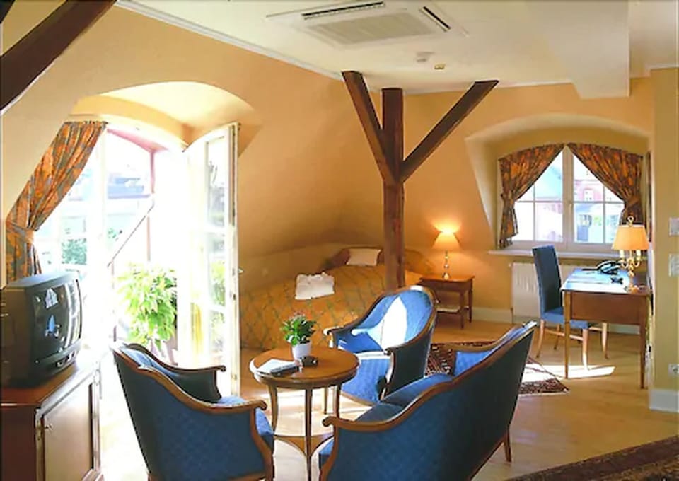 Superior Double Room | Living area | TV