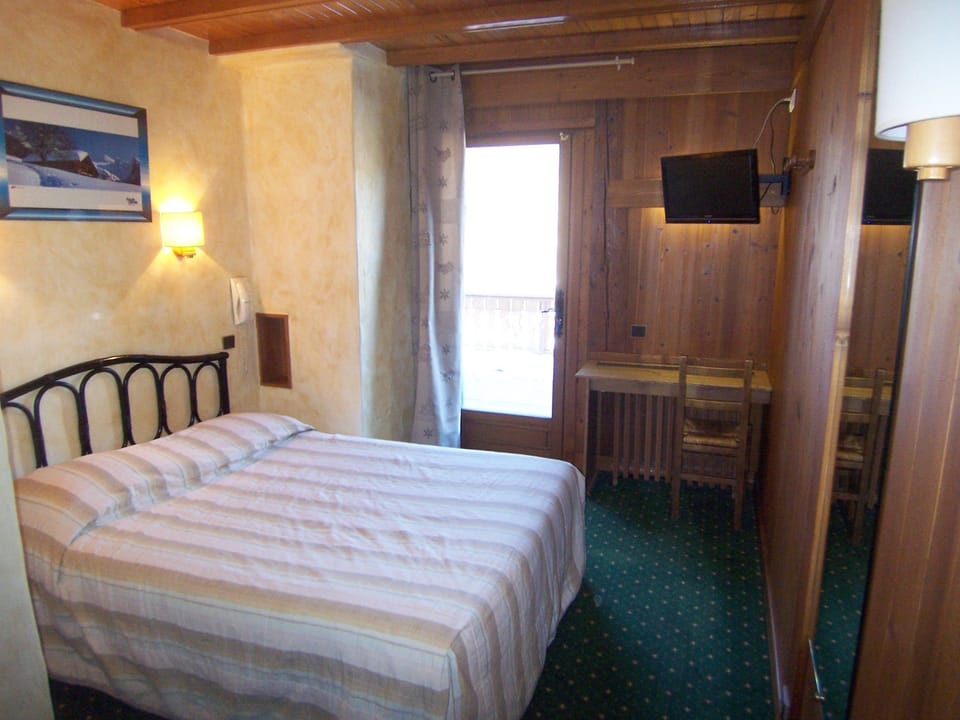 Standard Double Room | Free WiFi