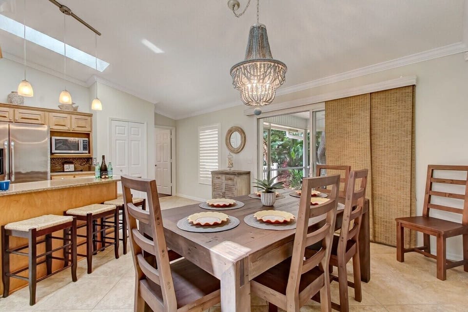 Dining table for 6 people + kitchen island with 4 stools.