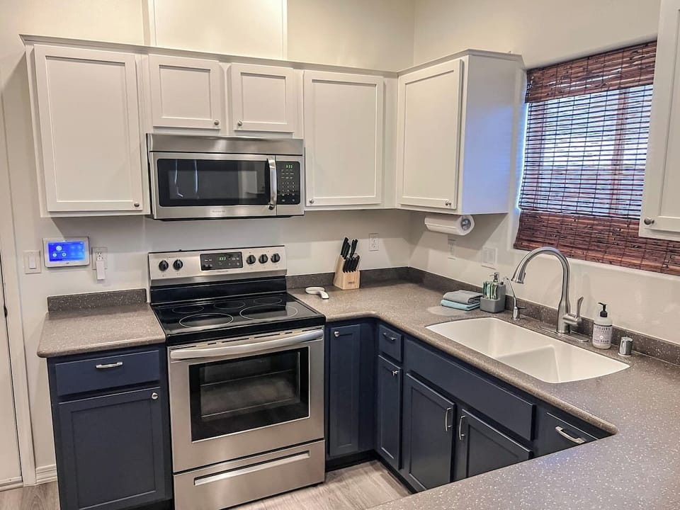 Fully equipped kitchen and ample counter space 