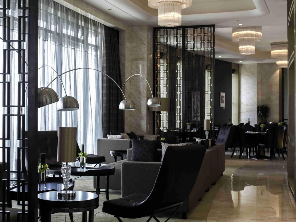 Lobby lounge, garden views, open daily