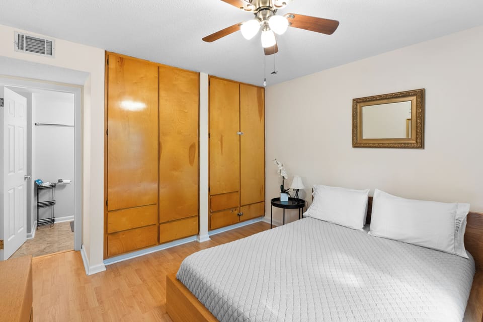 Second bedroom with queen bed