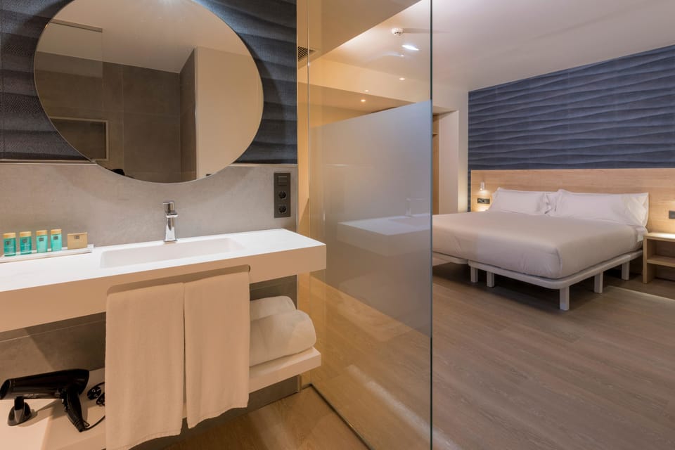 Traditional Room | Bathroom | Shower, rainfall showerhead, free toiletries, hair dryer