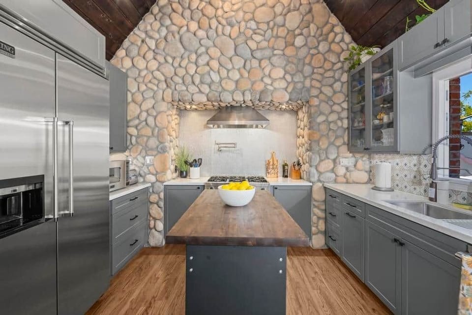 Kitchen - Kensington Canyon - Celebrity Vacation Homes