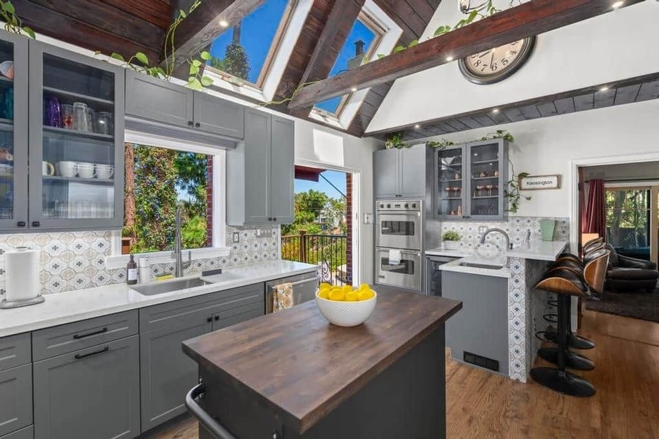 Kitchen - Kensington Canyon - Celebrity Vacation Homes