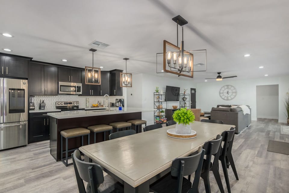 Easily seat 12 between dining room table and eat-in kitchen