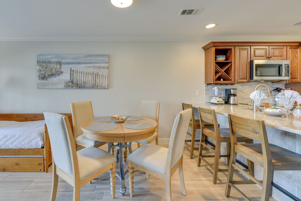 Dining Area | Dishes & Flatware Provided