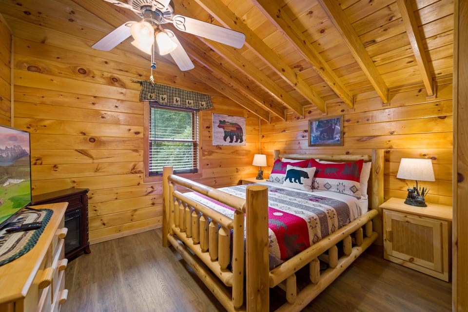 Upstairs bedroom with queen sized bed 