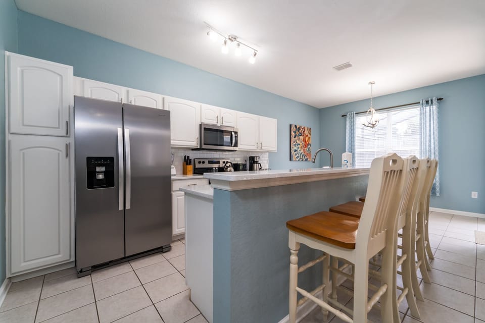 kitchen showing breakfast bar
