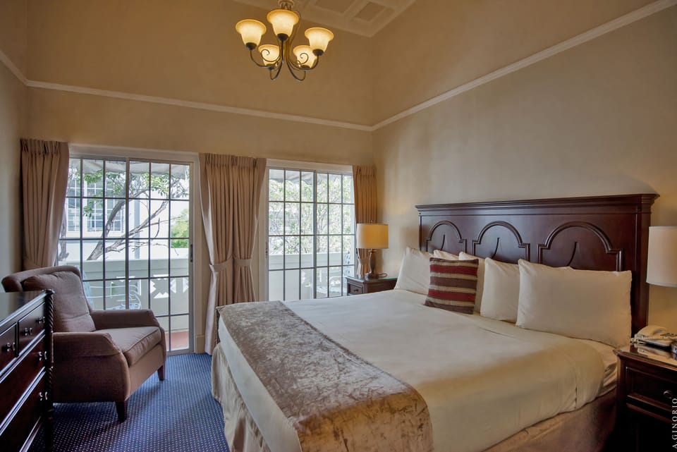 Superior Room, 1 King Bed (Historic Zone) | Desk, iron/ironing board, bed sheets