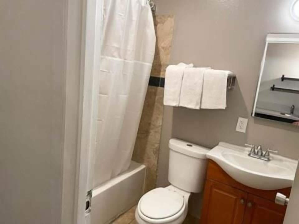 Combined shower/tub, free toiletries, towels