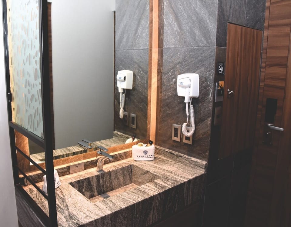 Comfort Single Room | Bathroom sink
