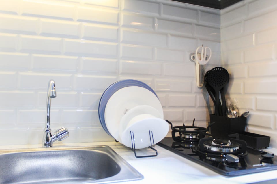 Room | Private kitchen | Fridge, stovetop, cookware/dishes/utensils