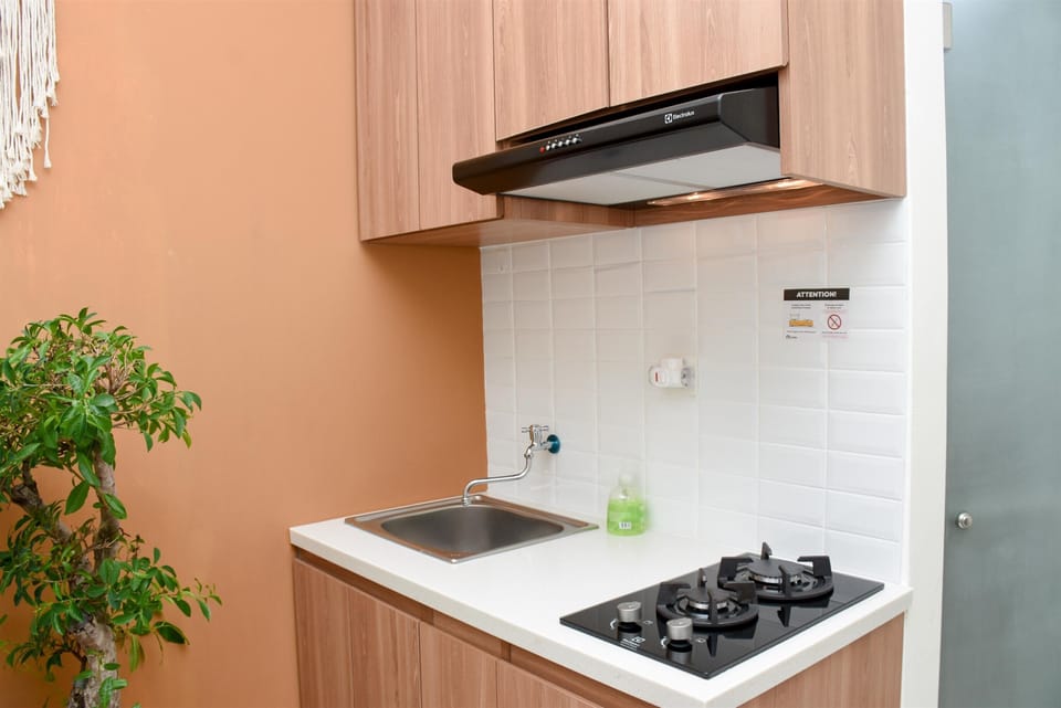 Room | Private kitchen | Fridge, stovetop, cookware/dishes/utensils