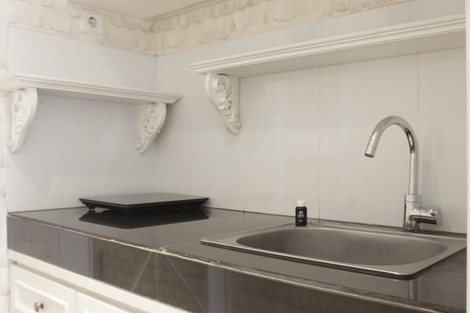 Room | Private kitchen | Fridge, stovetop, cookware/dishes/utensils