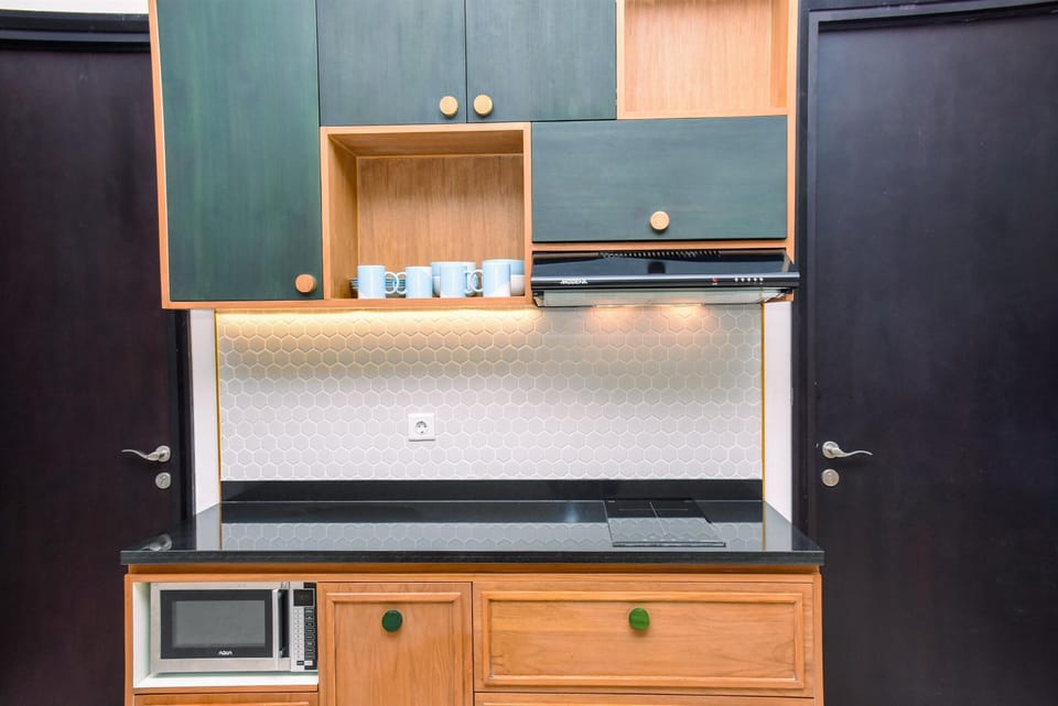 Room | Private kitchen | Fridge, stovetop, cookware/dishes/utensils