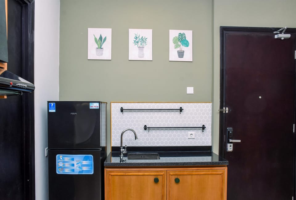 Room | Private kitchen | Fridge, stovetop, cookware/dishes/utensils