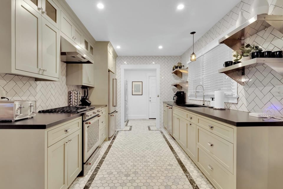 Large fully equipped kitchen.