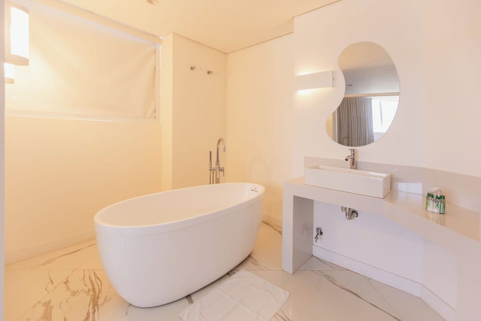 Presidential Room, 1 King Bed | Bathroom | Shower, towels