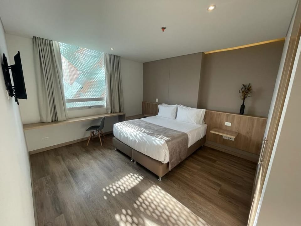 Room, 1 Queen Bed | In-room safe, iron/ironing board, free WiFi