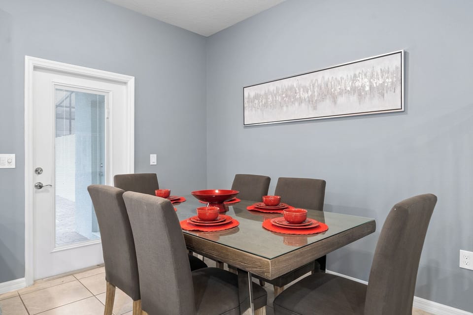 Dining seats 6