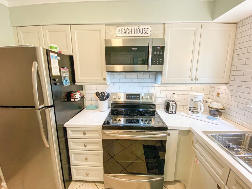 Fully equipped kitchen w/ under cabinet lighting