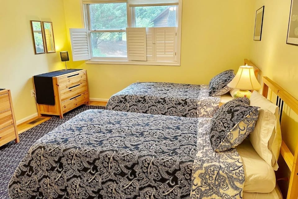 1st floor bedroom #2 - twin