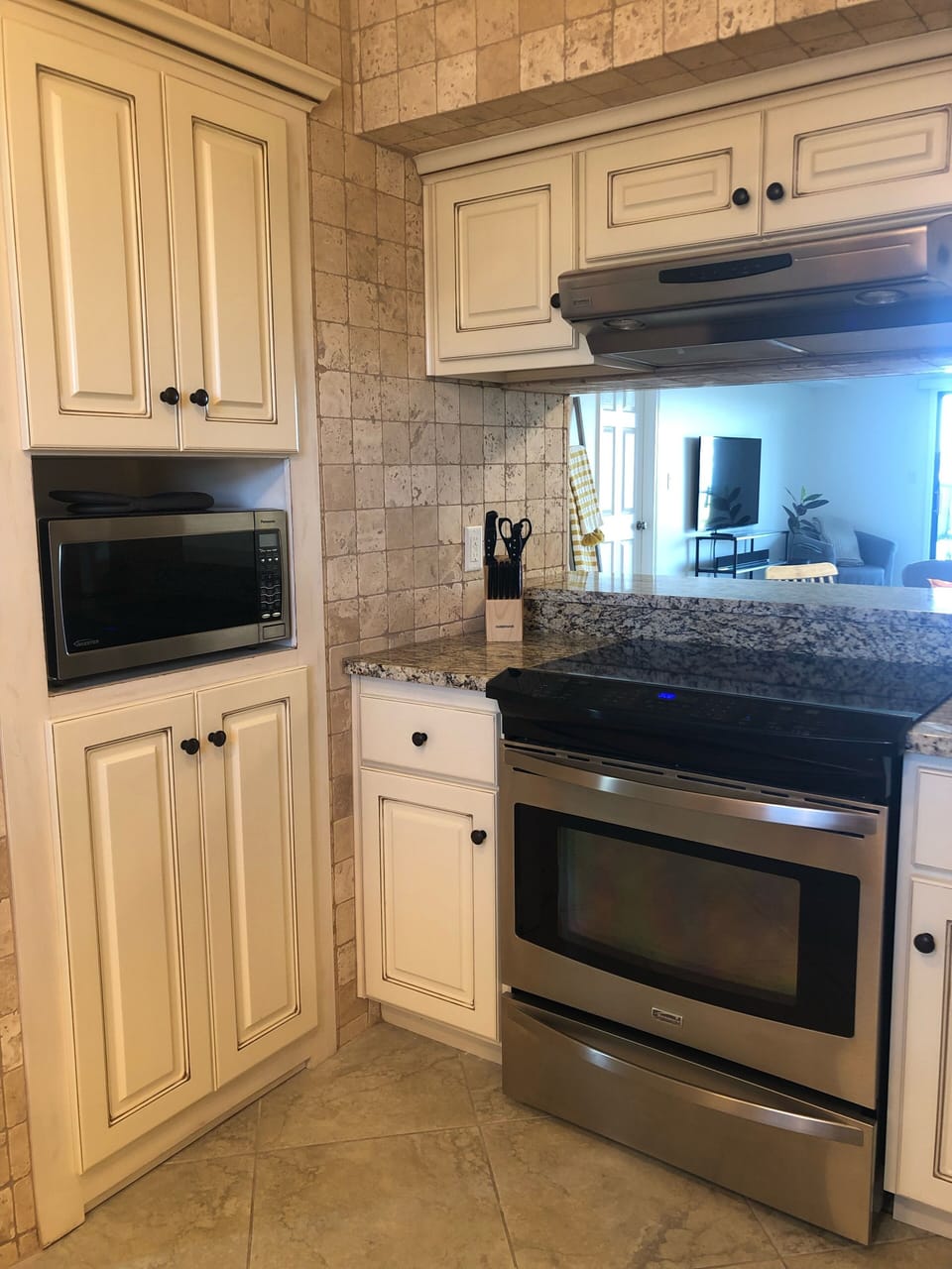 Newly renovated open kitchen as of November 2021. 