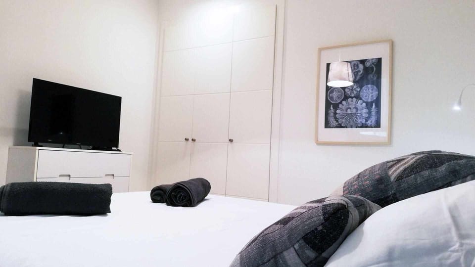 Bed,TV and multimedia,Decorative detail,Bedroom