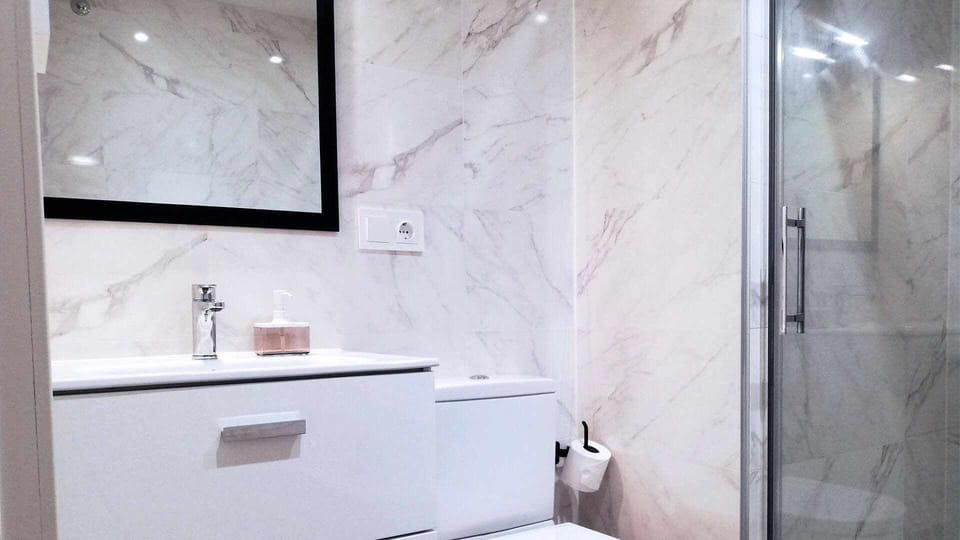 Shower,Toilet,Bathroom,Bath