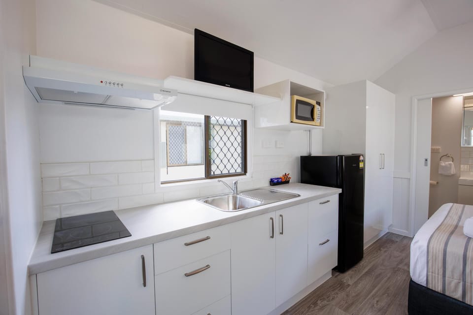 Pool View Cabin | Private kitchen | Fridge, cookware/dishes/utensils