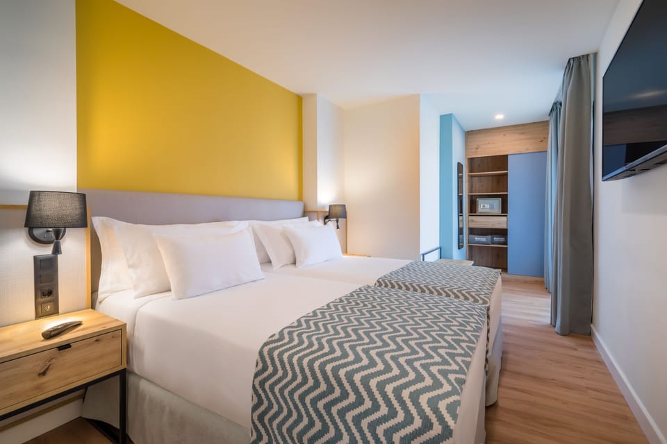 Minibar, in-room safe, bed sheets