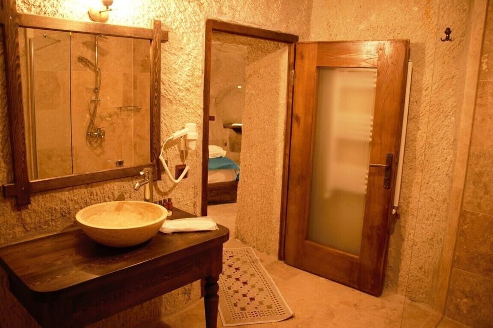 Superior Room | Bathroom | Shower, free toiletries, hair dryer, slippers